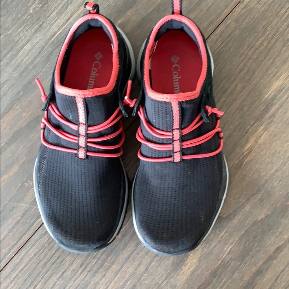 Tennis shoes